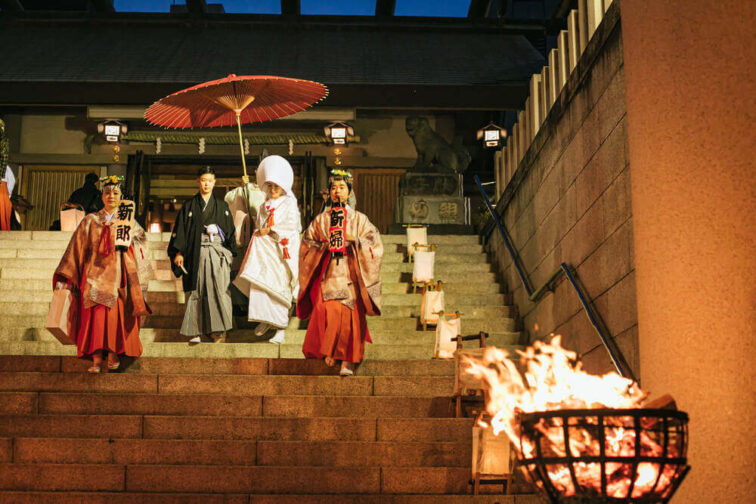 黄昏の境内に映える澄んだ白無垢 芝大神宮の「篝火挙式」
