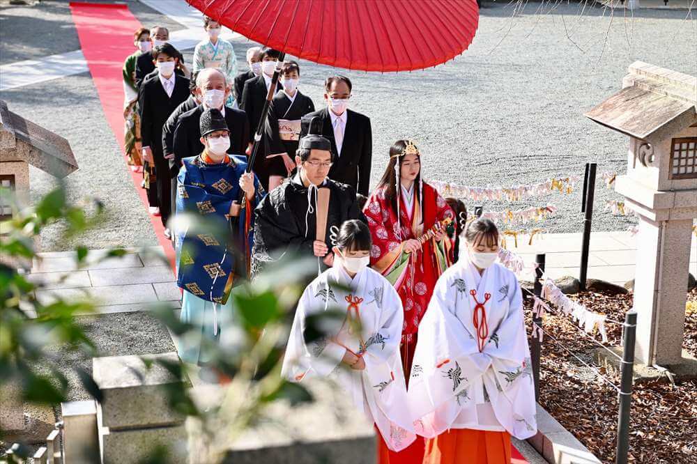 十二単の花嫁衣裳で叶えた 雅やかな雰囲気の神社結婚式 日本の結婚式
