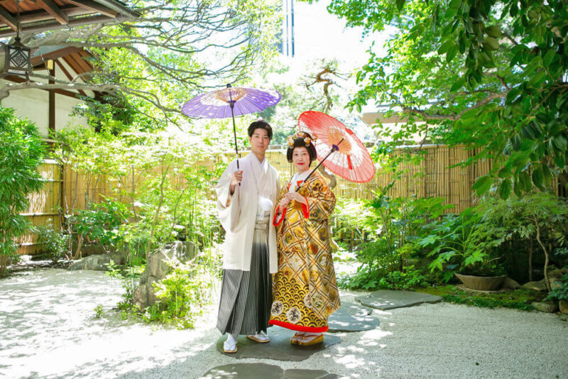 結婚式に先駆けて行った東京大神宮マツヤサロンでの前撮り撮影。庭園、館内など趣のあるロケーションでゆったり撮影を楽しみ、こだわりの和装姿を素敵に残すことができました。
新婦の打掛は、松尾光琳氏作の金箔の色打掛。
「この逸品との出会いは一生もの！裾に拡がる青海波、格天井のような文様に日本の多様な草花の図柄、どれをとっても他に類を見ません。写真をご覧くださった着物に精通している知人らが、『飽かず拝見している』『こんなお品見たことない』『ご自分のキャラクターに合うものをよく見つけたわね』と仰ってくださり、身に纏えて本当に嬉しかった作品です」（新婦）
