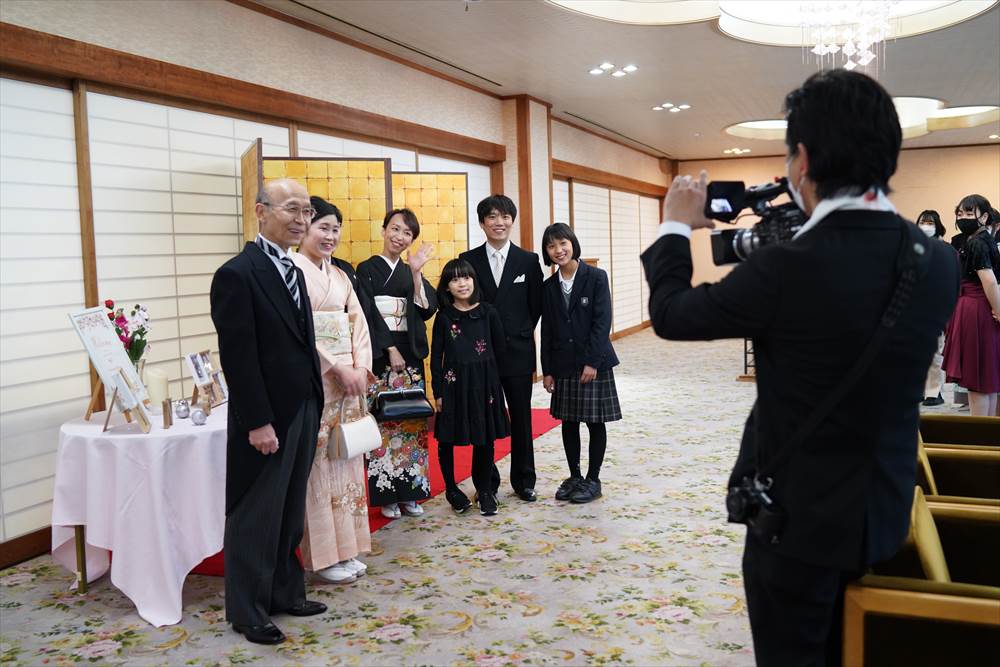 湊川神社での神前式の後は、神社に隣接する楠公会館で、両家親族で祝宴を催しました。
