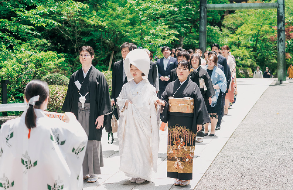 豊かな自然と荘厳な雰囲気が好きで、旅行先や特別な日には神社でお参りをしていたふたり。結婚式も神前式への憧れがあり「日本に生まれ育ったのだから、艶やかな和装を着て本殿で式を挙げたい」という思いから、由緒正しい儀式が叶う神社を探した。その中でも小田原は、交際中に湯河原や静岡方面へ訪れる際、立ち寄っていた場所。報徳二宮神社の歴史ある壮麗な神殿、美しい境内の緑に一目惚れし、ここでの挙式を決めた。挙式前日、神主からの丁寧な説明とリハーサルを。当日は焦ることなく儀式を執り行え、参列者や神様に見守ってもらえる幸福感に感動し、友人からも「参列できてよかった」と言ううれしい声が届いた。
