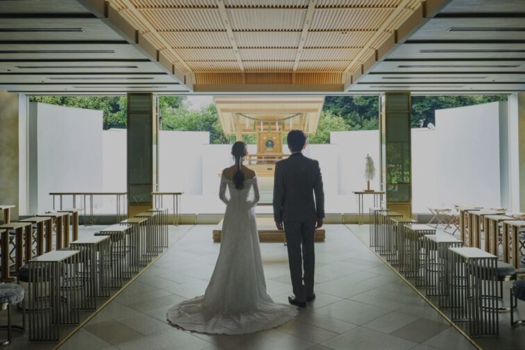 2025年内洋装で結婚式をご検討の方へ【明治記念館 庭園の儀式殿での挙式のみプラン】
