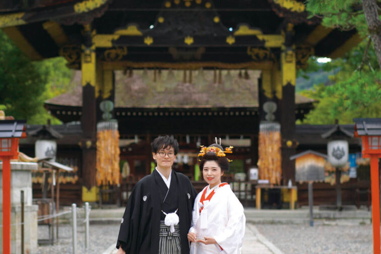 自然美溢れる古都の神社で 家族の歴史を綴る衣裳が彩る一日