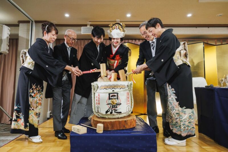 大きな樽酒で門出を寿ぐ湊川神社らしい鏡開き