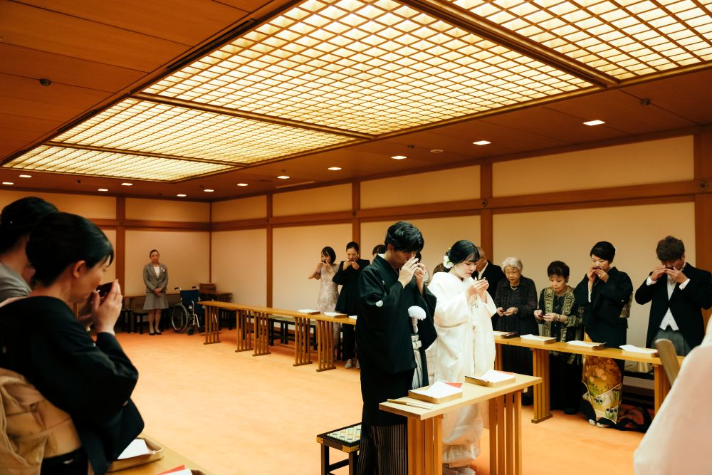歴史や日本の伝統文化が昔から好きだったという新婦。結婚式は憧れの花嫁衣裳で、祖父母や年配の親族も楽しめる一日にしたいと、設備が充実しホスピタリティも高い「リーガロイヤルホテル大阪 ヴィニェット コレクション 」でのホテルウエディングに決めた。由緒正しい神前式が執り行われる「鳳凰殿」では、厳かな儀式が進むなか、改めて夫婦になることを実感。親族とのつながりが感じられる心温まる時間となった。披露宴は高い天井にシャンデリアが輝く「光琳の間」へ。「ロイヤル ロマンティック ウエディング」をテーマに、ゴールドや胡蝶蘭をアクセントにした上質空間を装飾。ペーパーアイテムも会場の世界観に合わせてすべて自作し、細部までトータルコーディネートにこだわった。またおもてなしの料理は「食のロイヤル」と称される、ホテル王道のフランス料理に。格調高いメニューながら重くなりすぎず、幅広い年代のゲストからも大絶賛。ゲスト全員が心地よく楽しめる結婚式を成功させた。
