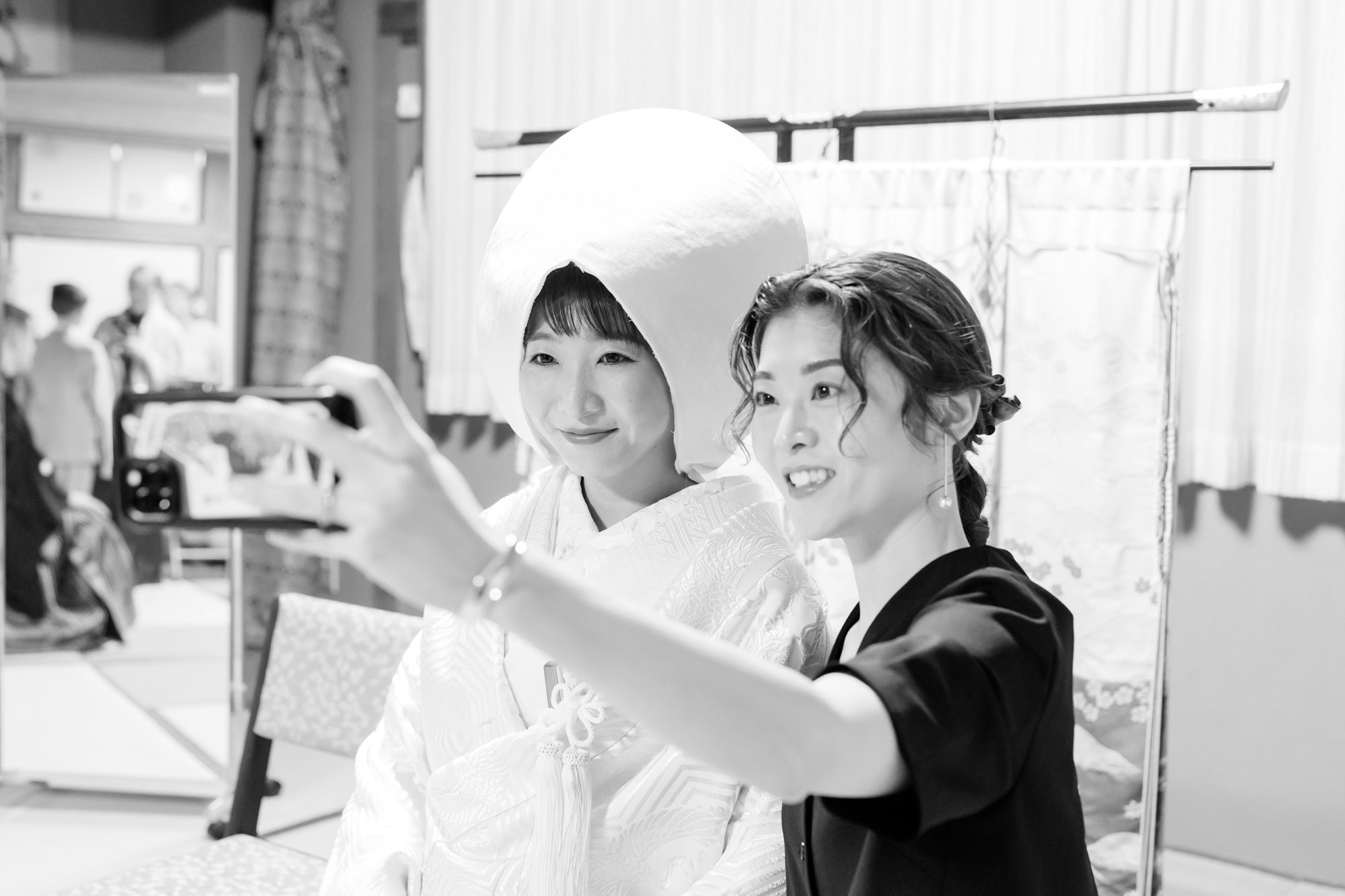 結婚式当日のモノクロ写真
