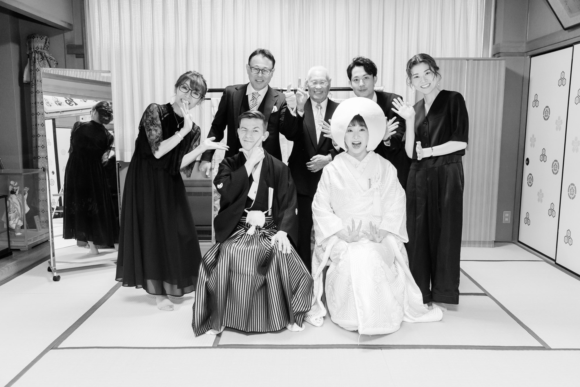 結婚式当日のモノクロ写真