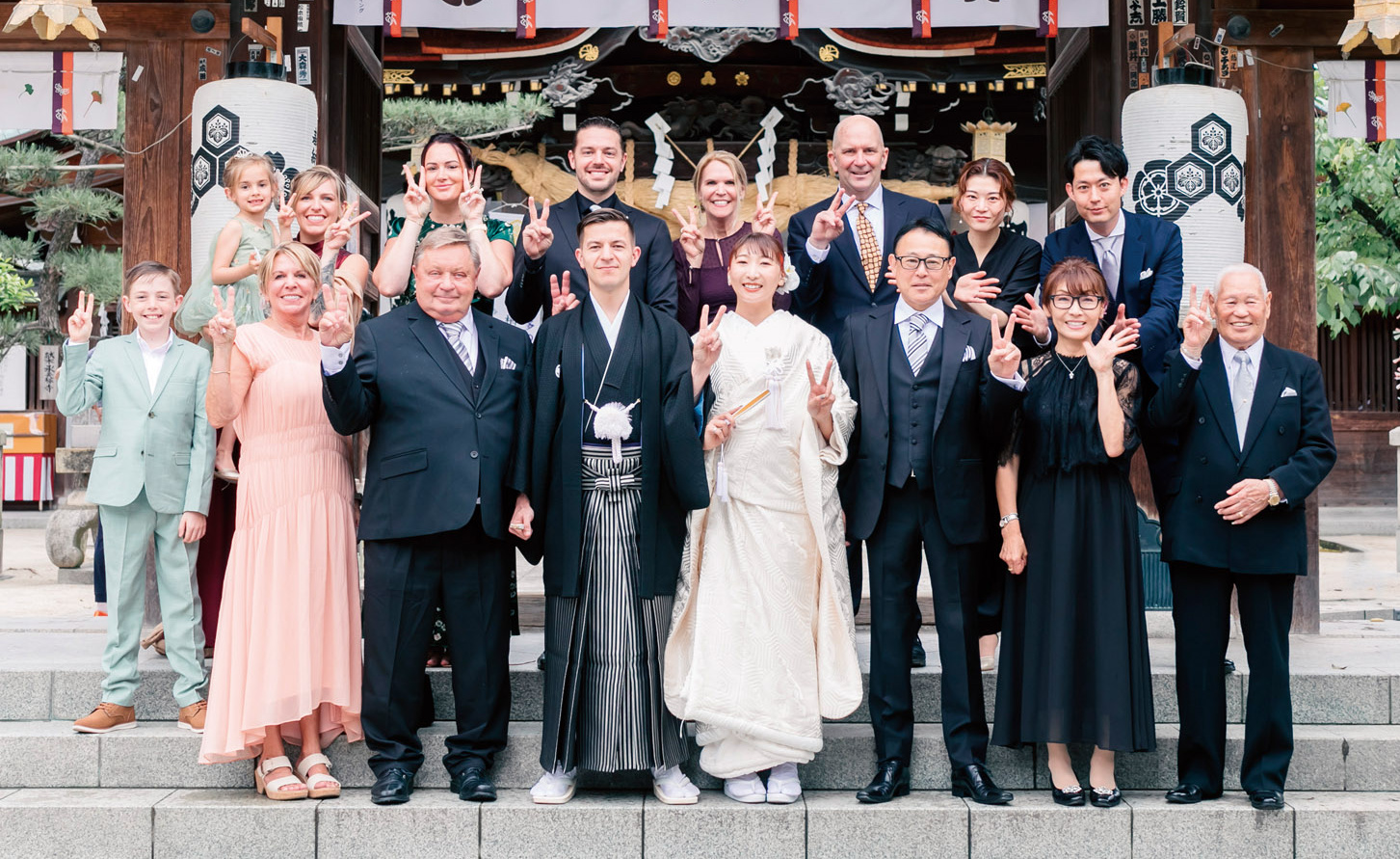 アレックスさん × 莉加子さんと家族の記念写真