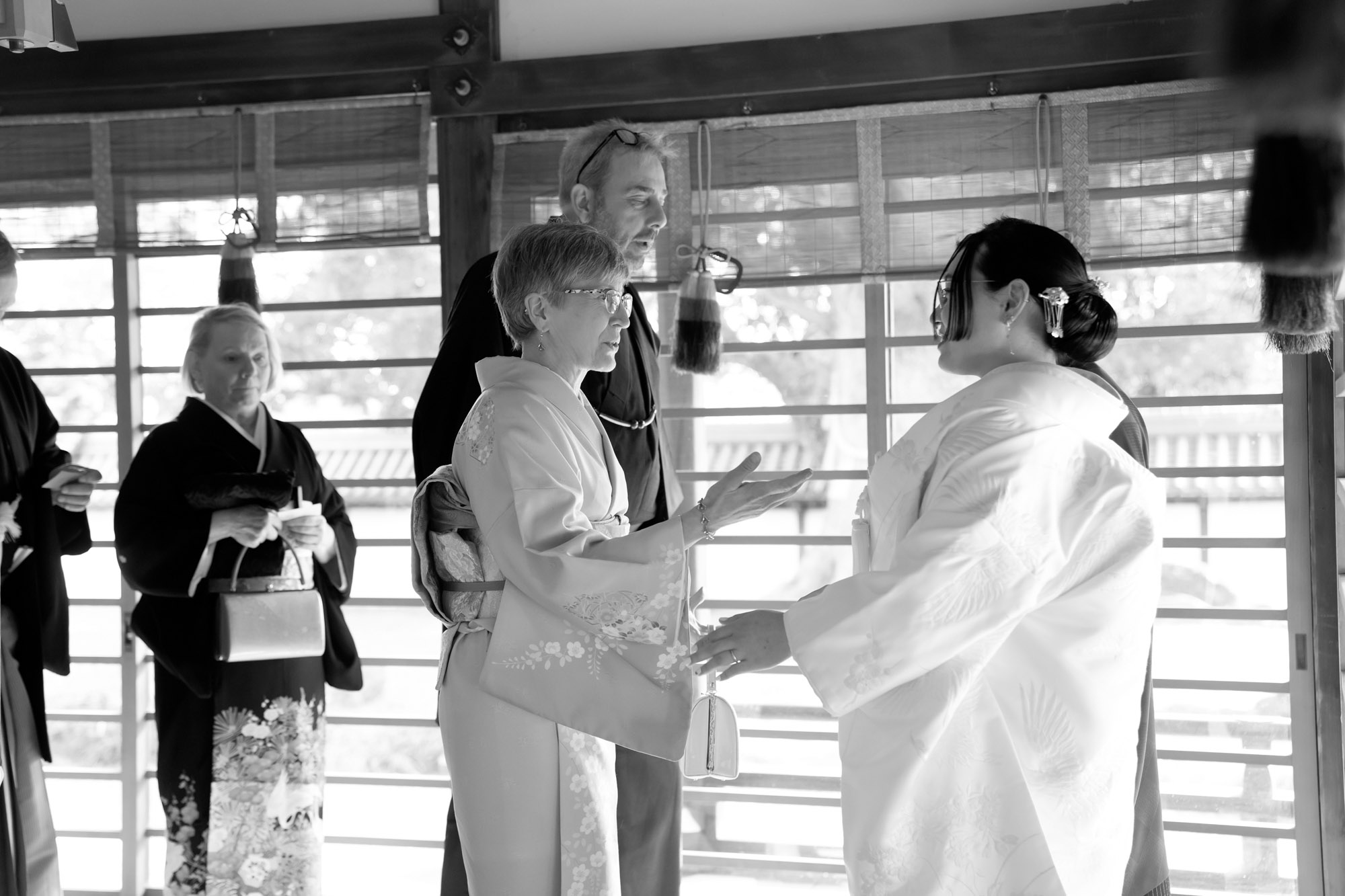 結婚式当日のモノクロ写真