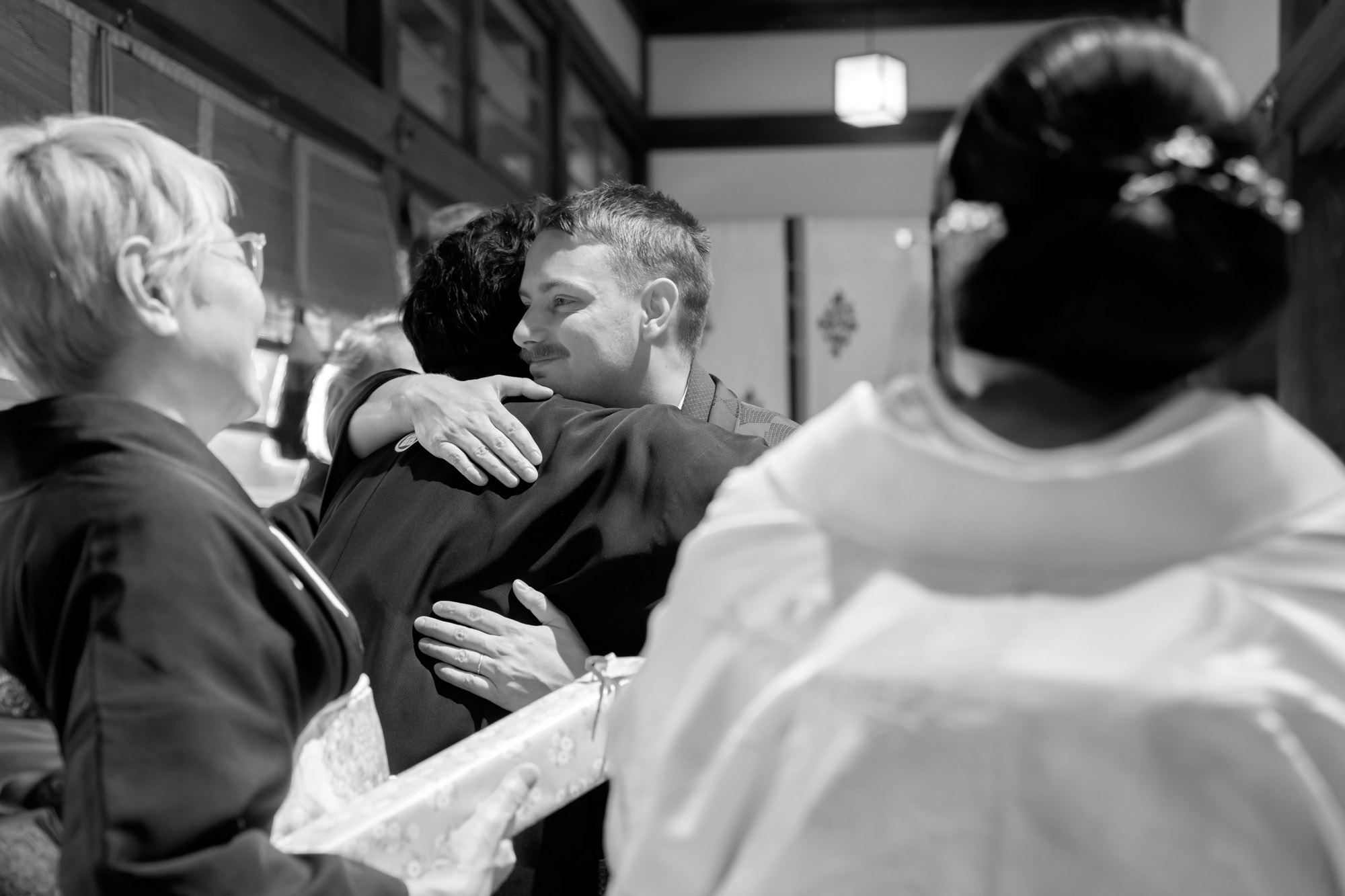 結婚式当日のモノクロ写真