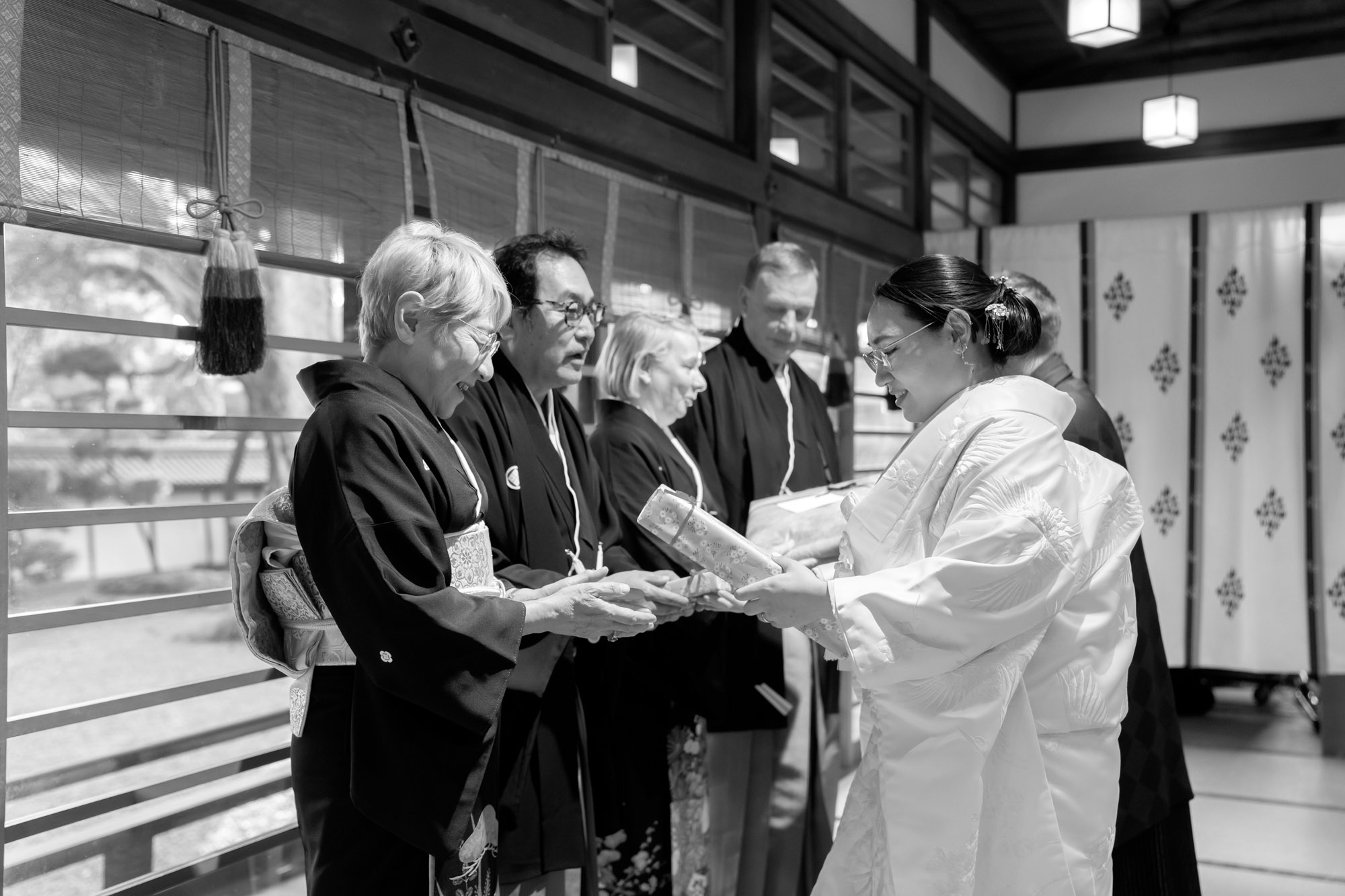 結婚式当日のモノクロ写真