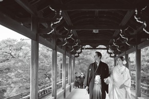 結婚式当日のモノクロ写真