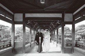 結婚式当日のモノクロ写真