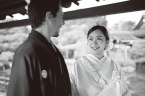 結婚式当日のモノクロ写真