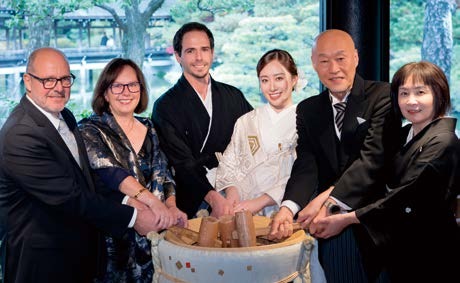 ナルシスさん × 優理さんと家族の記念写真