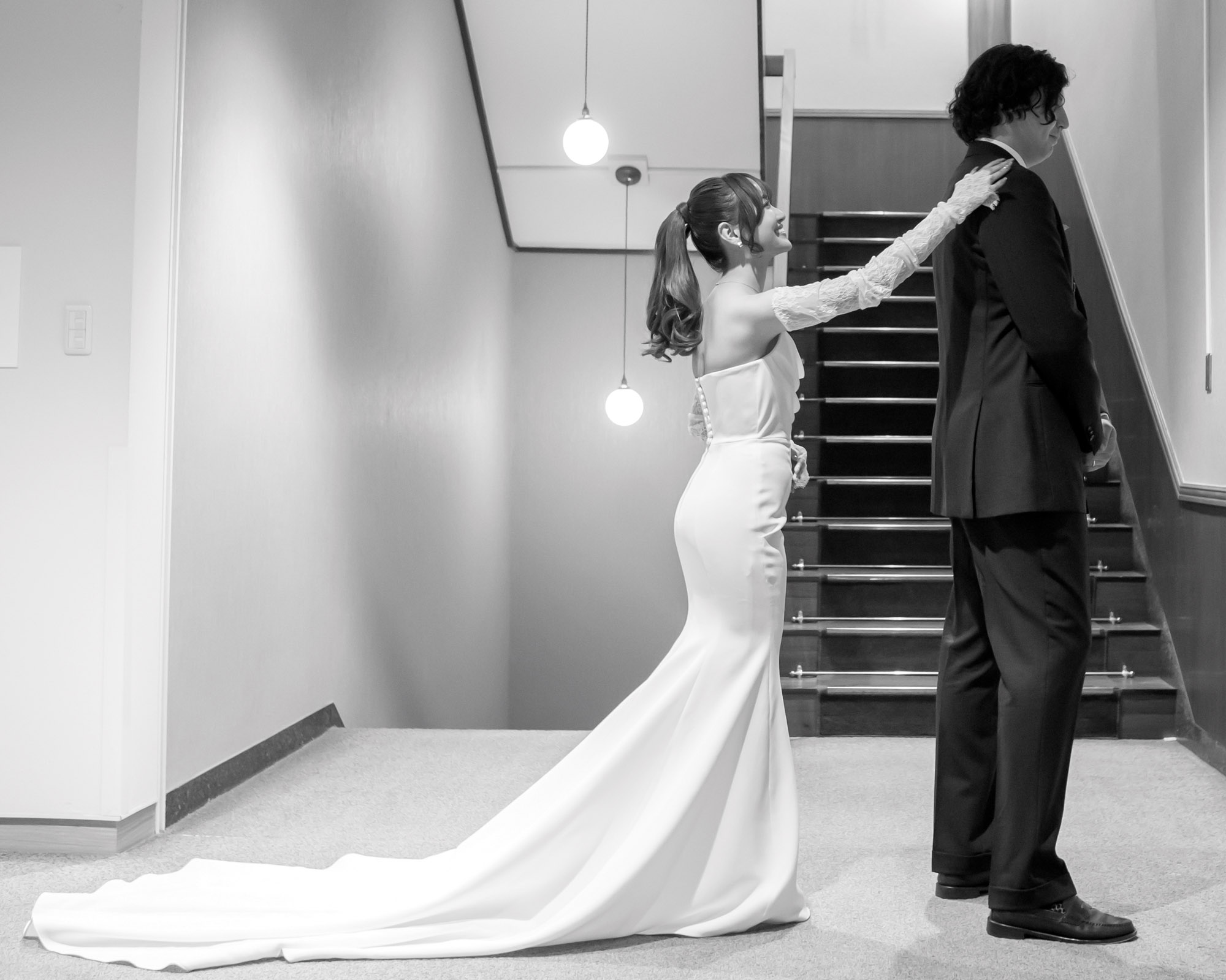 結婚式当日のモノクロ写真