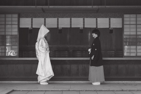 社殿の前で向かい合うふたり