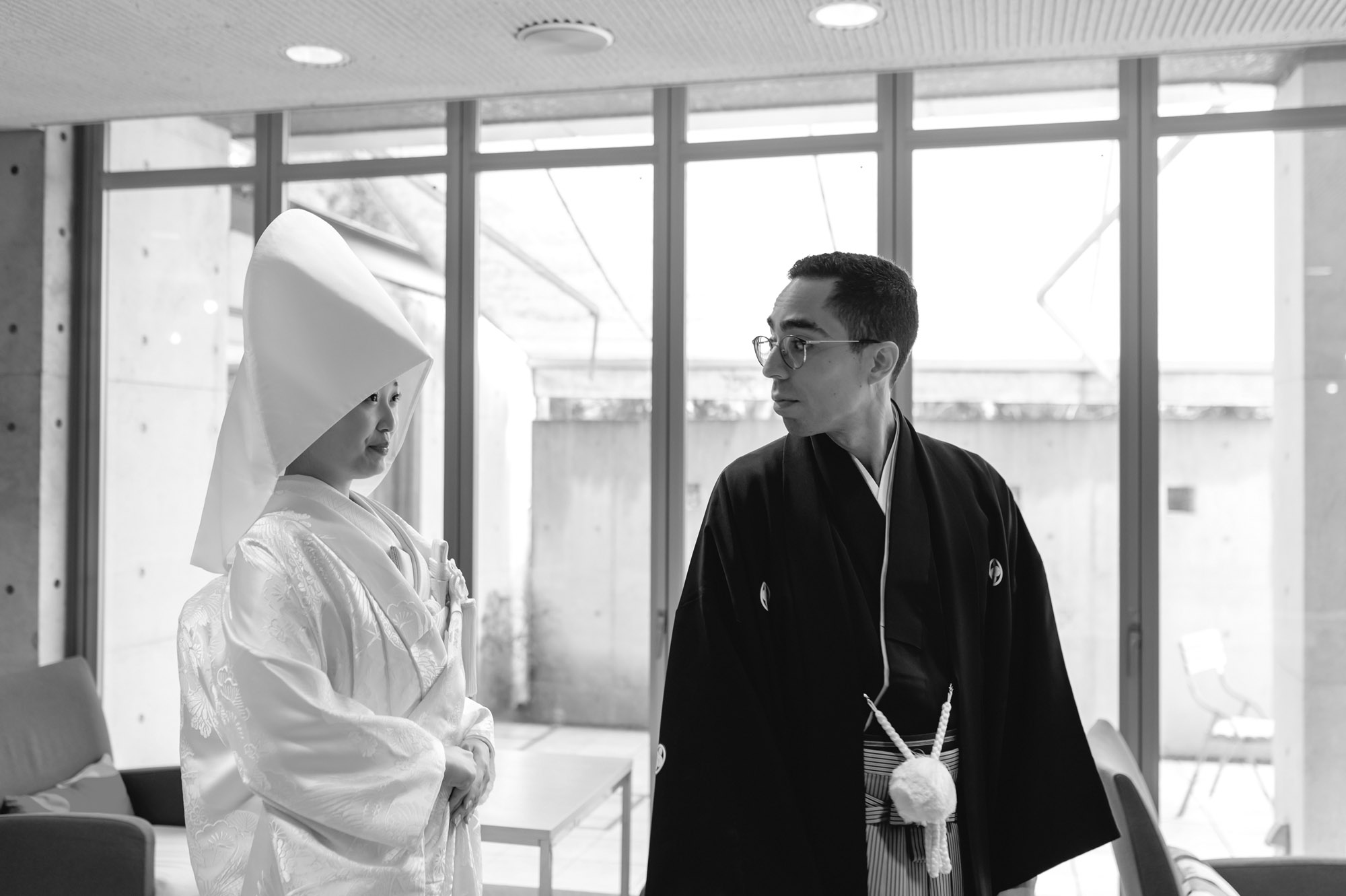 結婚式当日のモノクロ写真